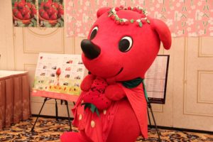 ちば♡いちご　キック・オフ・パーティー２０１８でチーバベリーのＰＲにおとずれたチーバくん