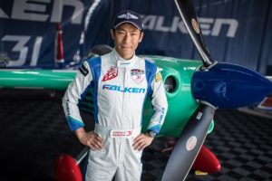 ＦＡＬＫＥＮの飛行機の前で室屋義秀さん