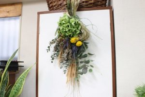 ドライフラワーと生花を使った豪華なスワッグも手作りできます