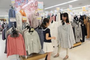 アルコ越谷で服を買う女性と子ども