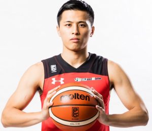 バスケットボールを持つ千葉ジェッツ富樫勇樹選手