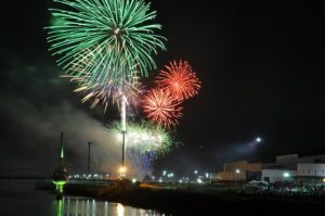 八千代ふるさと親子祭では花火大会の他盆踊り、灯ろう流しなどのイベントが開催されます