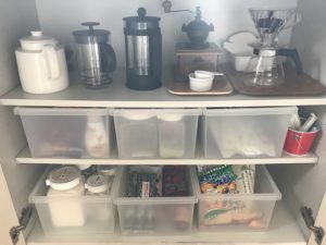 ミニマリスト阪口ゆうこの食品棚には、半透明のボックスが六つ並び、一目で何がはいっているかわかる！