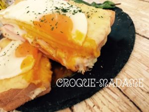 クロックマダムはクロックムッシュに目玉焼きをのせたもの