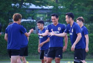 サッカー日本代表トレーニングキャンプでじゃんけんして笑顔になる槙野智章選手