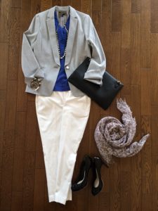 ジャケットに白パンツを合わせるスタイルは幼稚園や小学校の保護者会にもおすすめの服装です