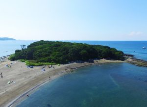 千葉県の沖ノ島は、砂浜で陸続きになった「陸繋島（りくけいとう）」という地形