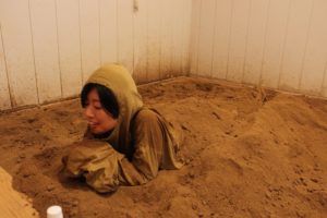 千葉市の酵素風呂で発酵させたひのきのおがくずに埋まり汗をかく記者