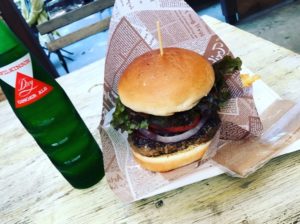 椿森コムナ常設カフェBAMBIのバーガーはボリューミーでおいしい