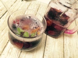 サングリア作り方　ワインやリキュールを加えて