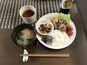 ワンプレートの食事で洗い物を減らす、ミニマリストの暮らしの優先順位