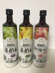 コストコでは長い間売られているザクロ酢のほか、最近ではピーチ、パイナップル、マスカット、グリーンアップルなどの中から3種がセットになって販売