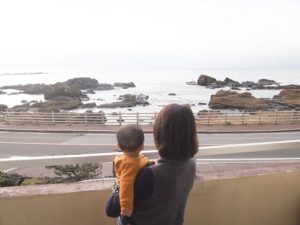 ファミリーにおすすめの旅館紋屋から南房総の海を眺めるママと子供