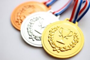 オリンピックの金メダルと銀メダルと銅メダル