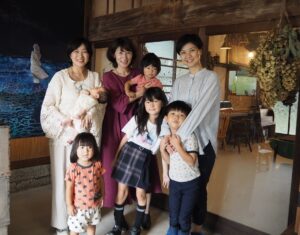 「akari no arika（あかりのありか）」を運営するママたちと子ども
