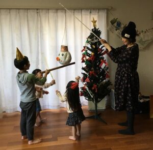 スノーマンのピニャータをみんなで割って楽しいクリスマス