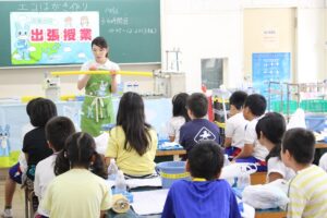 京葉ガスの出張授業を受ける子どもたちと講師