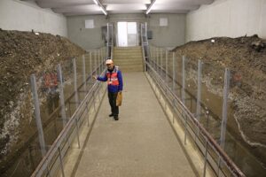 加曽利貝塚では貝層がそのままの姿で見られます