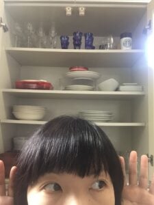 ミニマリスト阪口ゆうこさん。本当に使うものは何かなど、物の声に耳を澄ませています。
