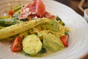 カフェ食堂「hideway」春緑黄野菜の平打ち生パスタ　生ハムとジェノベーゼクリームソース