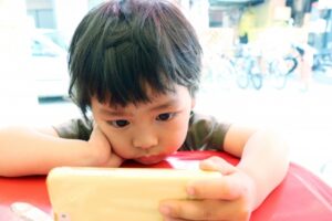 子どものYoutube依存の解決策と上手な付き合い方【専門家監修】子育ての悩み