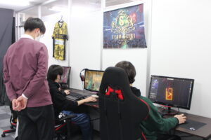 成美学園eスポーツ科の先生と生徒
