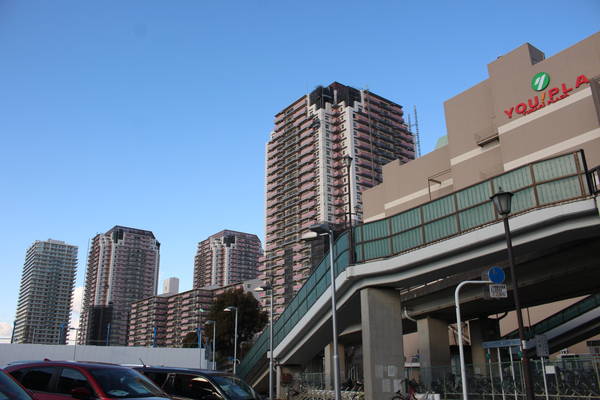 京成ユーカリが丘駅周辺の、高層マンションが立ち並ぶ風景