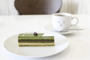 佐賀県の嬉野温泉にある人気カフェのケーキとコーヒー
