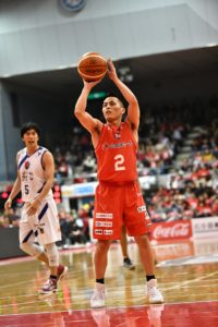 シュートを決める千葉ジェッツの富樫勇樹選手