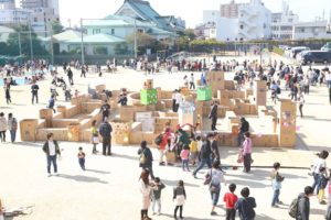 木更津こどもまつりで木更津第一小校庭に作られる段ボール迷路