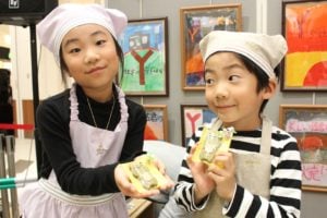 エプロン姿の子どもたち
