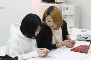千葉県船橋市のオンライン学習塾テラコヤイッキューの先生と中学生の生徒