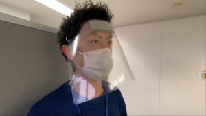 自作のフェイスシールドを装着した成人男性