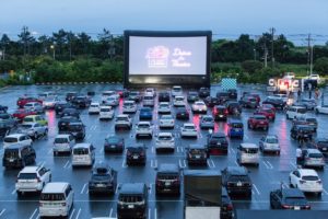イオン幕張駐車場で開催されたドライブインシアター