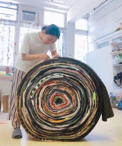 木更津市出身のアーティスト・大川友希さんが古着や布を使って制作する様子