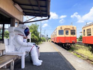 レオニート・チシコフ《7つの月を探す旅「第二の駅 村上氏の最後の飛行　あるいは月行きの列車を待ちながら」》