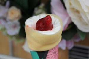千葉県柏市を中心にクレープを販売するモクメウマの一番人気のいちごみるくクレープ