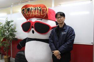 「SKY WAVE FM」を運営する久保田耕司さんと オリジナルキャラターの「パンディ」