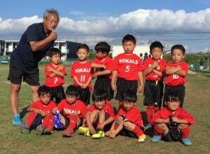 試合前で緊張した様子のジュニアサッカーチーム「ポカルスFC」の選手たち