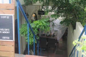 【習志野市】津田沼の隠れ家カフェ「the little monster coffee」は地下に広がる憩いの空間