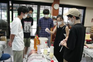 獨協大生×「草加煎餅まるそう一福」せんべい製造中に出る廃油と米ぬかを使った石けん作りに挑戦！