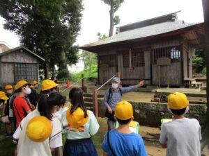 神社を見学する酒々井小学校の児童たち