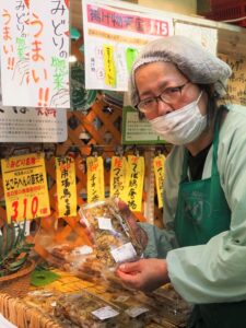 「そこらへんの草」仕掛人、みどりスーパーの河内みどりさん