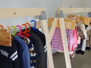 【埼玉県草加市】値段のない洋服屋、子ども服の活用と募金を一つに