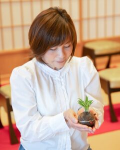苔玉でも盆栽でもない 新しいカタチ「天毬 temari」安田ひと美さん