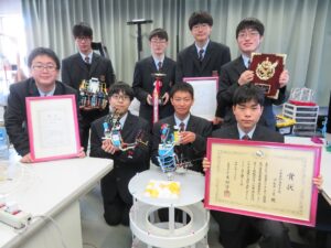 千葉英和高校の文化系サークル「メカトロ倶楽部」のメンバー