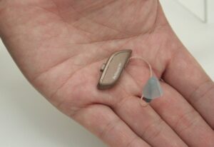 補聴器、聞こえに不安を感じたら早めに検討を