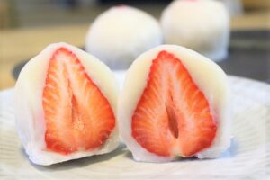 角八のいちご大福「大」サイズ。いちご大福は11月下旬～ゴールデンウイーク明けくらいまで販売予定