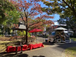 通町公園で昨年行われた社会実験では和カフェのキッチンカーなどが登場