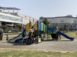 登って滑るだけでなく、触ったりのぞいたりと視覚や触覚で楽しめるパネル遊具もある